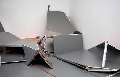 "1/7:Fragments", installation in situ Galerie 22,48m2, Paris, 2011, plaque de plâtre, peinture acrylique et rail métallique