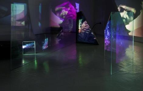 Through the Silver Globe, 2015 Installation Vidéo, Boucle 11 min, dimensions variable Vue de l'exposition Indeterminate Chymistry, Galerie In Extenso, Clermont-Ferrand, 2015