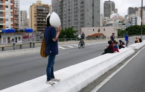  Remaining Observant, activation des casques lors de marches sonores réalisées dans l'espace public de Sao Paulo en 2017.