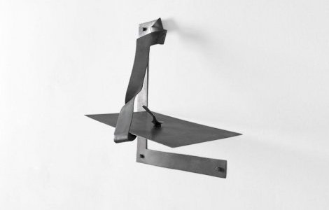La boussole — 2016 45 × 43 × 29 cm acier, petite cuillère, aimant vue d'exposition, Narrative Background, Espace d'Art Glassbox, Paris, 2016