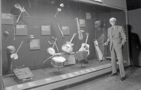 Georges Henri Rivière devant la vitrine "Le jazz" de la galerie culturelle du MNATP dans les années 70 © André Pelle 