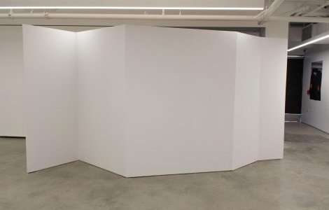 « Voices of Now », bois, placoplatre, acrylique, micro, enceinte, 406 x 210 x 160 cm, HMCT Art Center, Los Angeles ; 2017