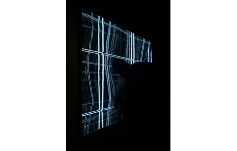 "Echo's Travel II", Contreplaqué, vitre sans teint, miroir, ruban luminescent et installation sonore, 50 x 50 x 80 cm. 2017